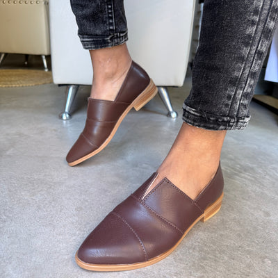 CHATITAS CHINITA CHOCOLATE Uniforme ESCOTE V PUNTA FINA