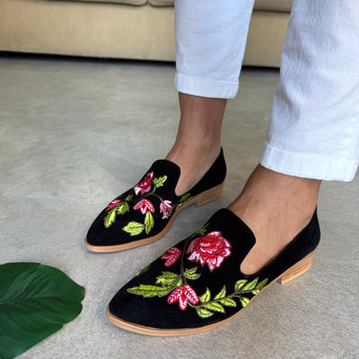 ZAPATOS MOCASINES BAJOS PANAMBI NEGRO GAMUZA BORDADA CON FLORES ROJAS (Ed. LIMITADA)