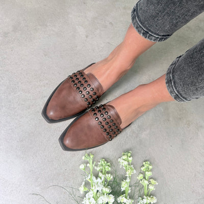 ZUECOS Mod. KYAN SIMIL CUERO Tipo SLIPPERS ROCK con DETALLE en CINTO (Chocolate)