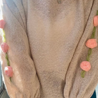 SWEATER TAIRA MANGA GLOBO BEIGE TEJIDO EN LANA MOHAIR FLORES ROCOCO ROSA