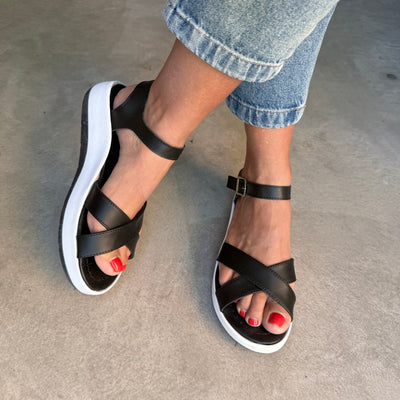 SANDALIAS ALESSIA TIRAS CRUZADAS Y PULSERA (NEGRO)