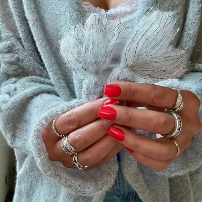 SACO SWEATER ABIERTO TAPIO GRIS TEJIDO EN LANA MOHAIR CON FLORES BORDADAS A MANO Y BORLAS