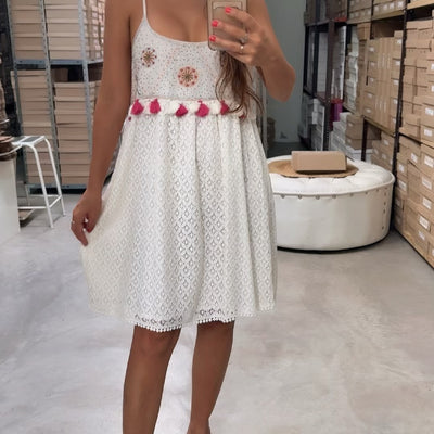 VESTIDO natural encaje forrado ZEZE  con FALDA CORTA detalle borlas, lentejuelas y bordado.