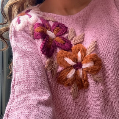 SWEATER UVILLA ROSA TEJIDO EN LANA MOHAIR con FLORES CHOCO, ROSA, VIOLETA BORDADAS A MANO