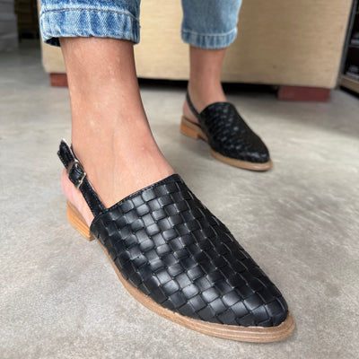 ZUECOS EMA NEGRO TRAMADO Tipo SLIPPERS con PULSERA