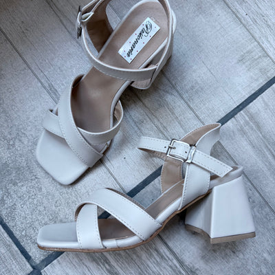 SANDALIAS AMARAL con FAJAS CRUZADAS TACO CUADRADO y PULSERA  (NATURAL PU)