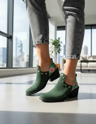 CHARRITOS ARYA GAMUZADO VERDE SINTÉTICO con TACHAS y TALÓN ESTAMPADO IRUPE