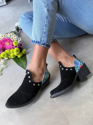 CHARRITOS ARYA GAMUZADO NEGRO SINTÉTICO con TACHAS y TALÓN ESTAMPADO MBURUCUYÁ