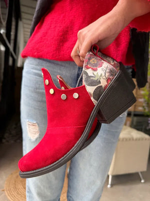 CHARRITOS ARYA GAMUZADO ROJO SINTÉTICO con TACHAS y TALÓN ESTAMPADO Flores PASIONARIA
