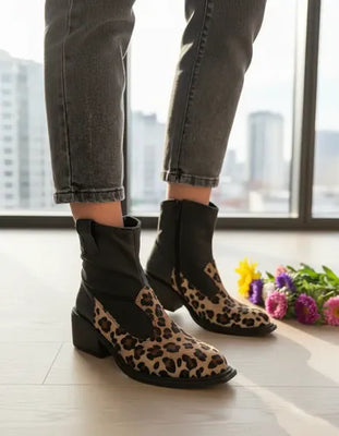 BOTAS TEXANAS TESS NEGRO PUNTA CHITA PELO BORDADA PUNTA FINA CIERRE LATERAL