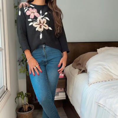 SWEATER UVILLA NEGRO TEJIDO EN LANA MOHAIR con FLORES NUDE ROSA VISON  BORDADAS A MANO