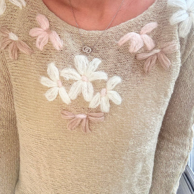 SWEATER COATI TEJIDO VAINILLA EN LANA MOHAIR con FLORES BEIGE
