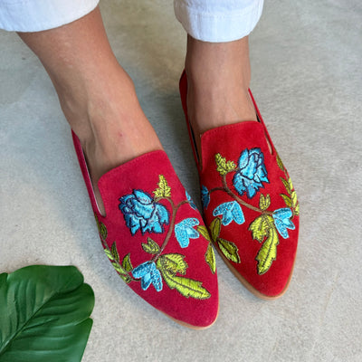 ZAPATOS MOCASINES BAJOS PANAMBI ROJO GAMUZA BORDADA CON FLORES CELESTES (Ed. LIMITADA)