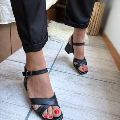 SANDALIAS AMARAL con FAJAS CRUZADAS TACO CUADRADO y PULSERA (NEGRO PU)