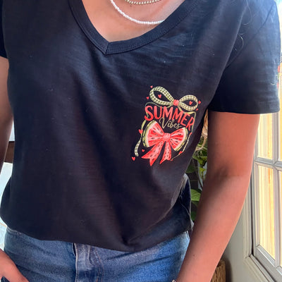 REMERA YACA SUMMER NEGRO MANGA CORTA DE ALGODÓN LISA Cuello en V (Ed. limitada MANANTIAL)