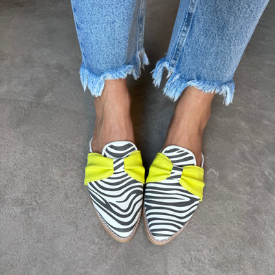 ZUECOS SABRINA ZEBRA MOÑO LIMA Tipo SLIPPERS - (Ed.LIMITADA)