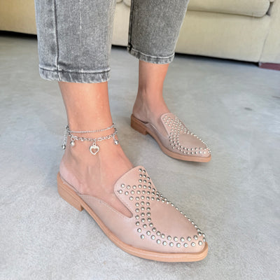 ZUECOS VISON SIMIL CUERO Tipo SLIPPERS ROCK con DETALLE de TACHAS