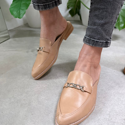 IMPERFECTAMENTE BELLOS ZUECOS ANTONIETA  TERRA SIMIL CUERO Tipo SLIPPERS con DETALLE de CADENA