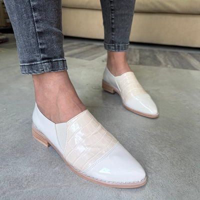 ZAPATOS CHATITAS PIPINA BEIGE CON NUDE PUNTA FINA CHAROL
