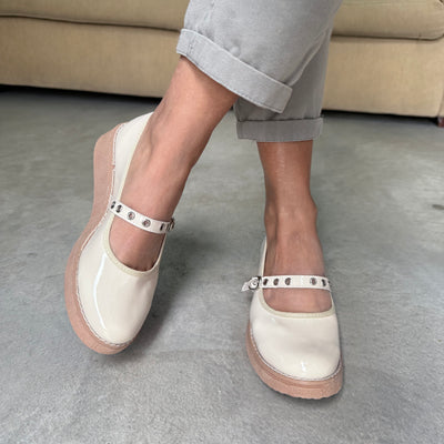 ASTER - ZAPATOS TACO CHINO con DETALLE en VINCHA con OJALILLOS al TONO BEIGE CHAROL