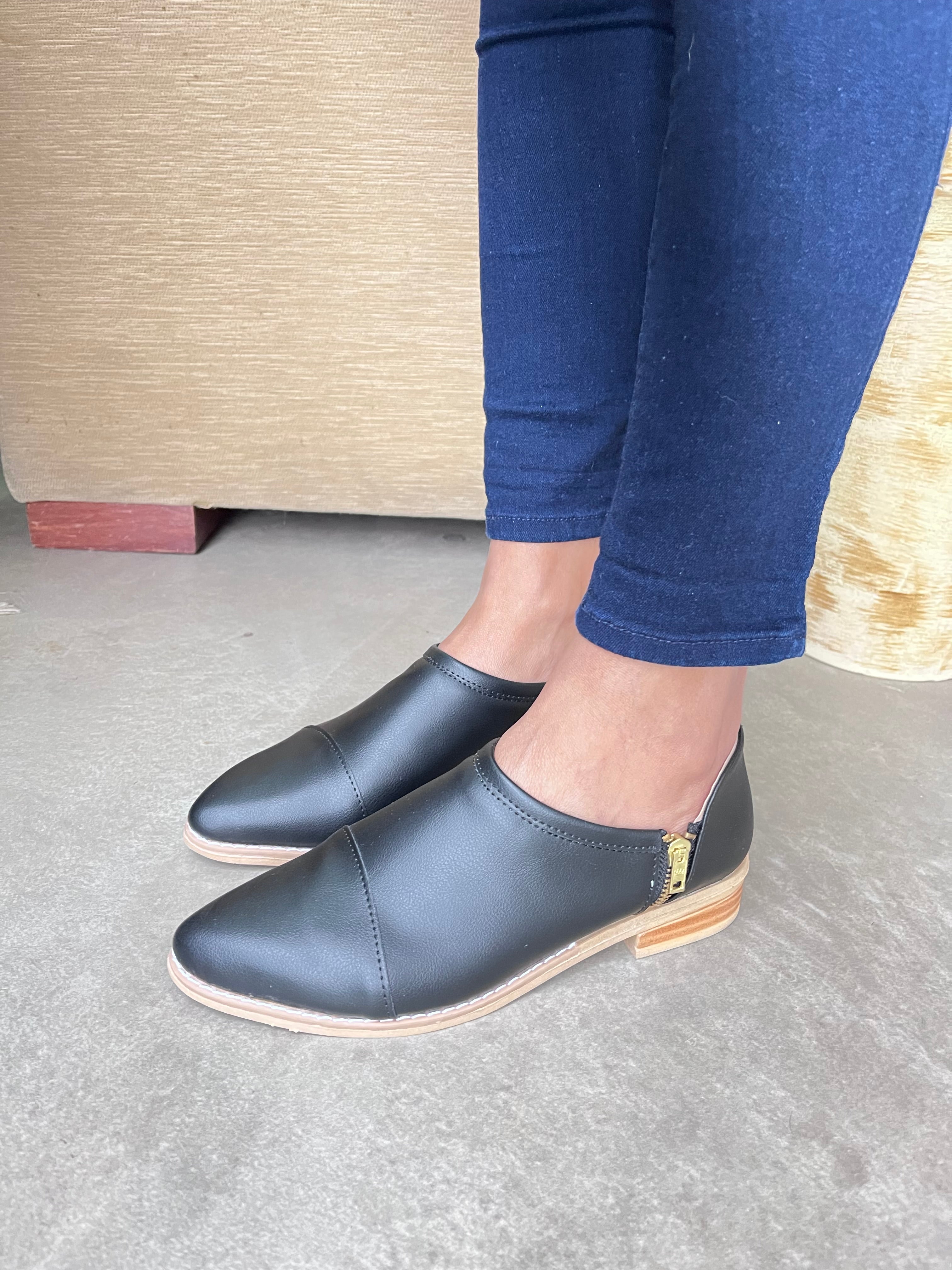 ZAPATO CHATITAS AMANDA NEGRO CON CIERRE LATERAL