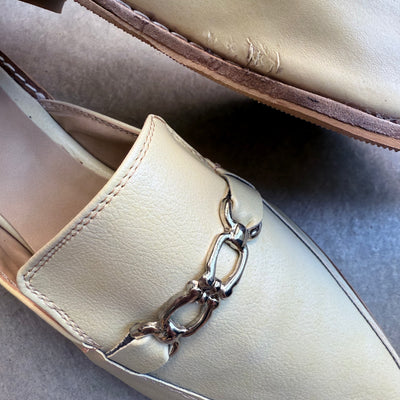 ZUECOS ANTONIETA AMARILLO SIMIL CUERO Tipo SLIPPERS con DETALLE de CADENA 2da selección