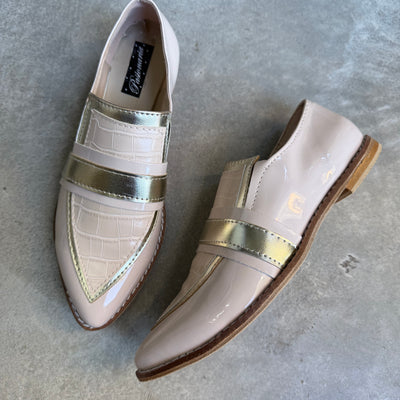 ZAPATOS BAJOS CAROLINA NATURAL CROCO PUNTA FINA DE CHAROL COMBINADO BAJOS con VINCHA SUELIN