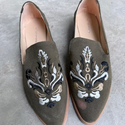 ZAPATOS 2da selección MOCASINES BAJOS PATI VERDE MUSGO GAMUZA BORDADA