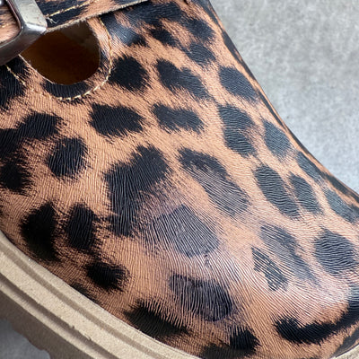 ZUECO 2da selección PUNTA REDONDA con TIRA y HEBILLA LATERAL LEOPARDO