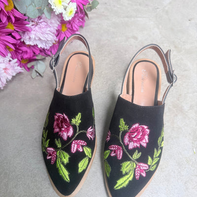 ZUECOS PEONIAS NEGRA BORDADA Tipo SLIPPERS con PULSERA NEGRA (Ed. LIMITADA)
