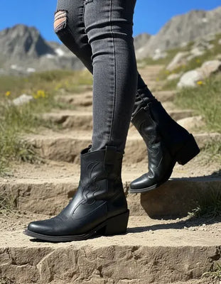 BOTAS TEXANAS MYRA NEGRO BORDADA PUNTA FINA CIERRE LATERAL NEGRO