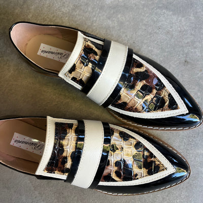 ZAPATOS CAROLINA CON VINCHA PUNTA FINA DE CHAROL COMBINADO LEOPAR