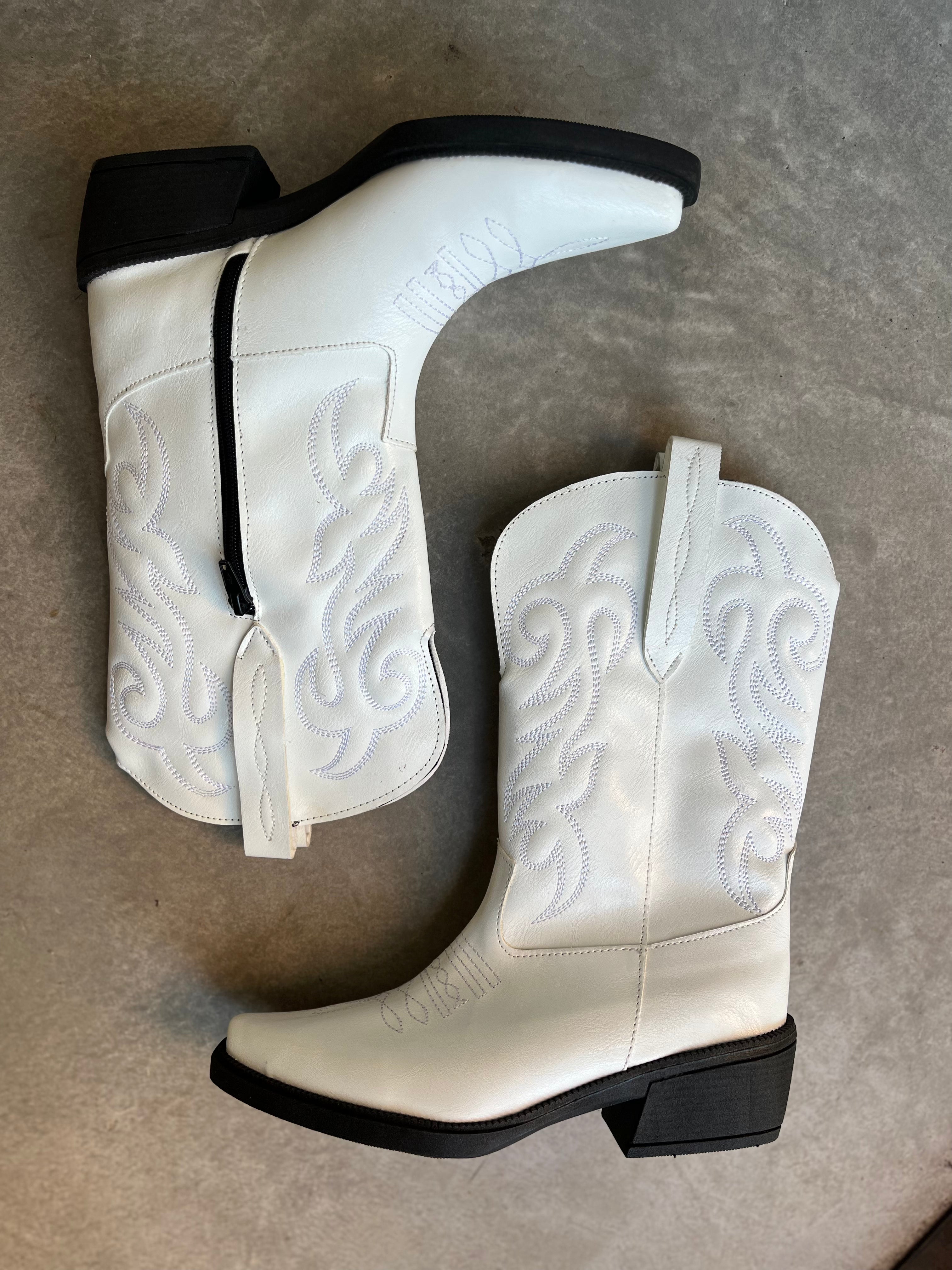 BOTAS TEXANAS NIKY BORDADA PUNTA FINA CIERRE LATERAL Pasionaria