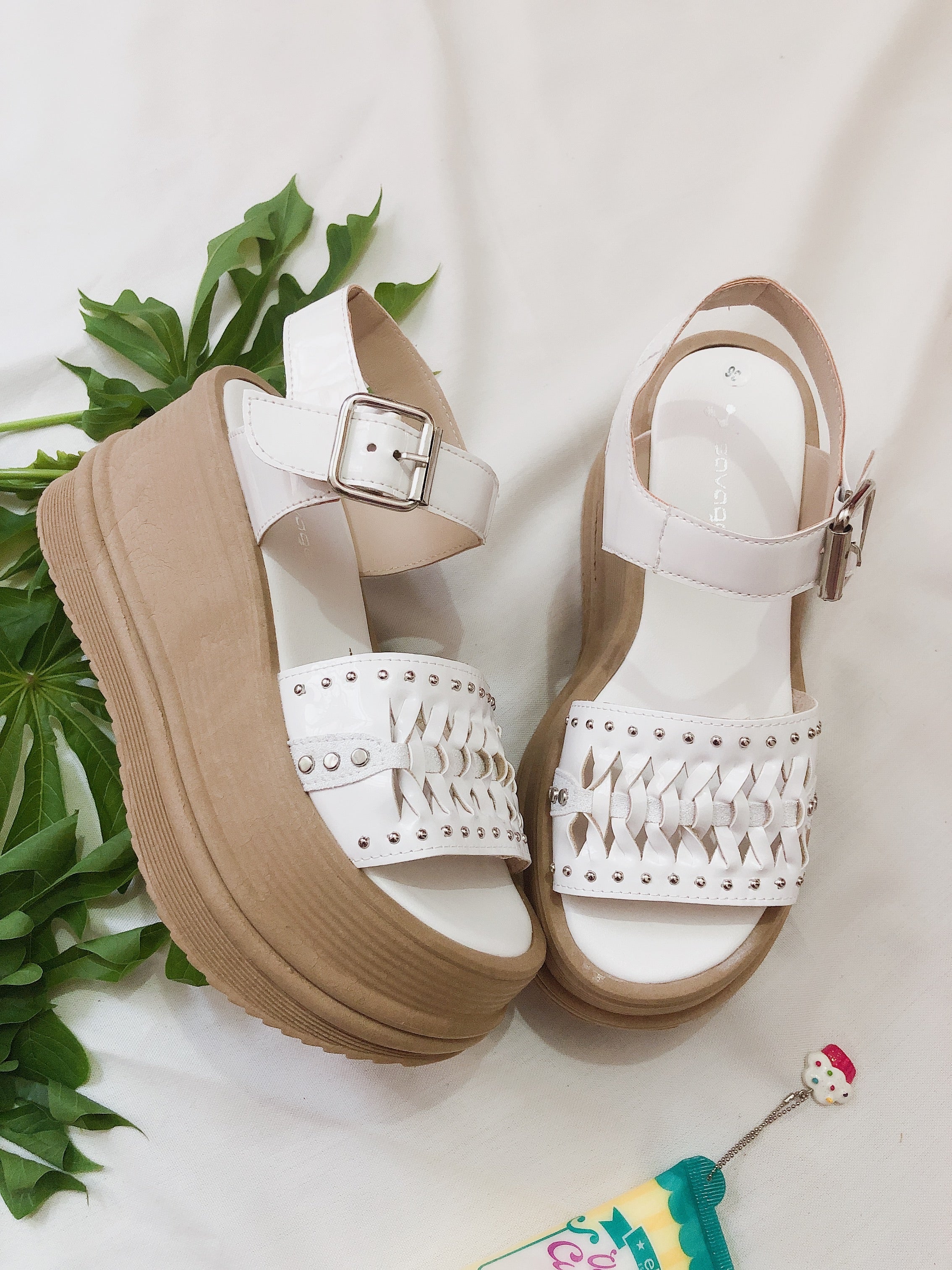 SANDALIA LOLA FAJA CHAROL y HEBILLA (SAVAGE) Pasionaria