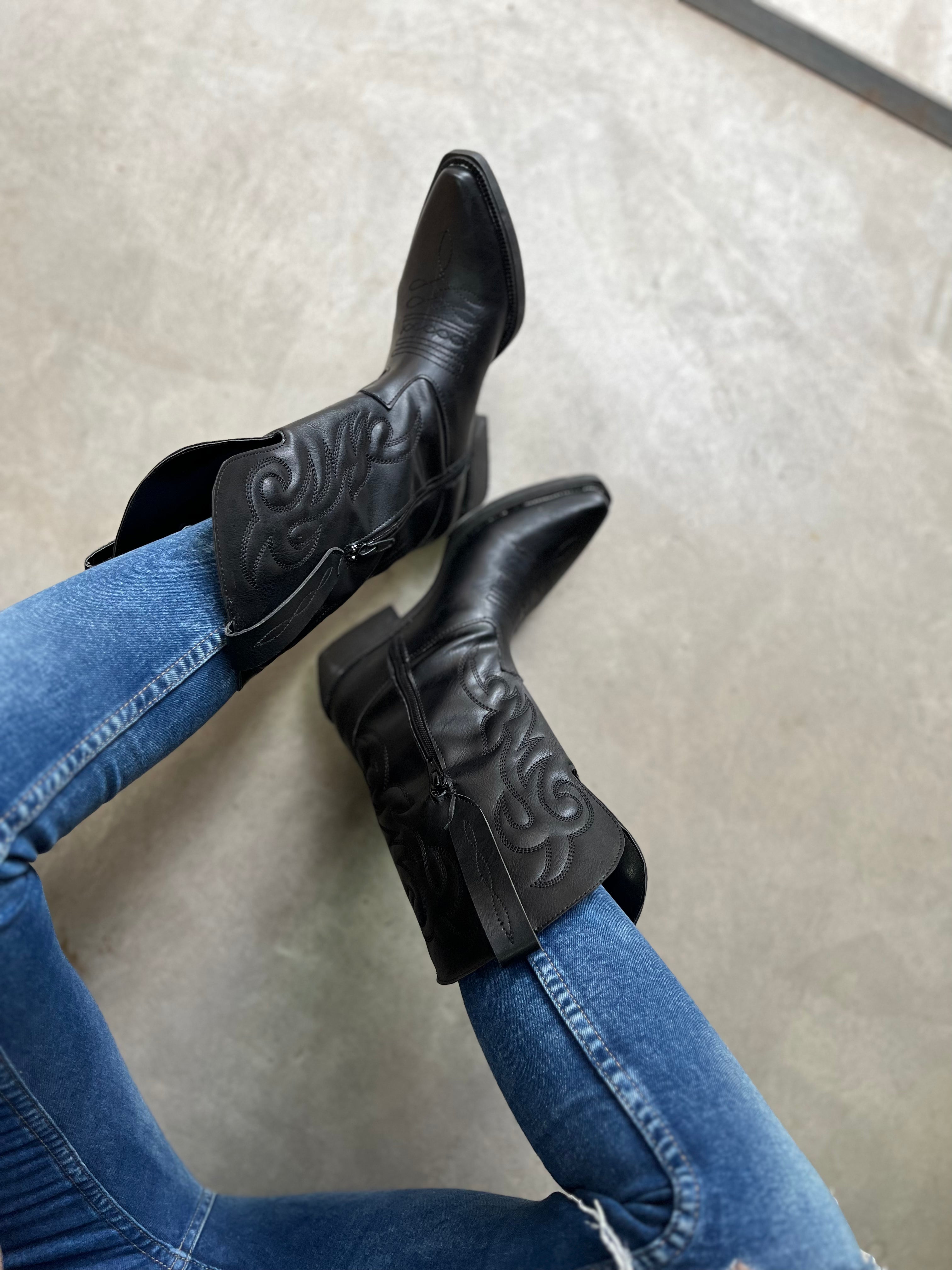 BOTAS TEXANAS NIKY BORDADA PUNTA FINA CIERRE LATERAL Pasionaria